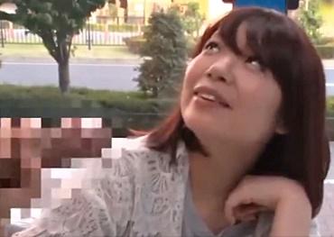 「こんなの絶対に無理！」子連れの人妻が男優の巨根にビックリ！でも愛撫されている内に旦那が待っている前で...