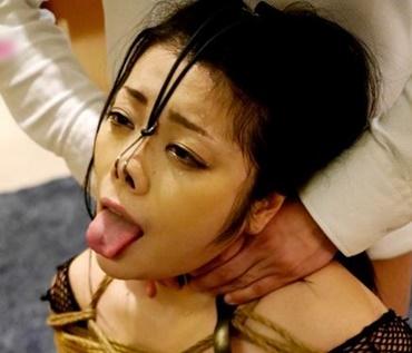 小向美奈子のメス豚ぶりが最高に発揮している作品！爆乳ボディを乱交で男達が思う存分に肉便器にｗ