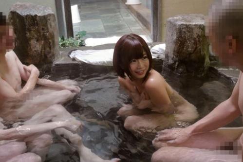 紗倉まなさん、オッサンばかりの男湯に入っていった結果！当然こうなるわなｗ