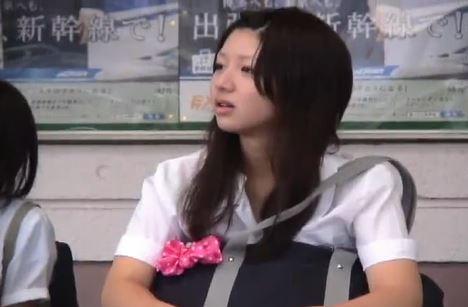 【素人JK】個人撮影！本物のS級の激カワ女子高生がM字開脚でマンコが見えそうなくらいドアップでパンツを隠し撮り！