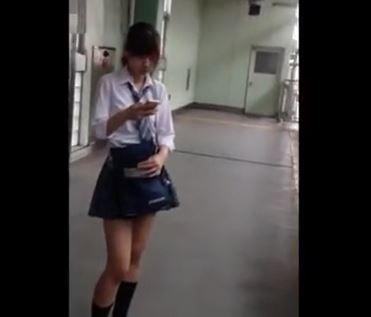 【素人JK痴漢】プリケツ＆顔出し！可愛くてスタイル抜群の女子高生の背後からカメラを持って近づくロリコン変態ストーカー！