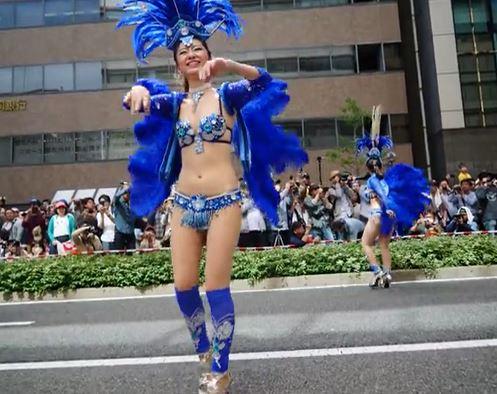【サンバ】露出度高すぎてダンサーのお尻丸見え！マンコもギリギリ隠れるくらいのハイレグで見ているこっちが恥ずかしいｗ