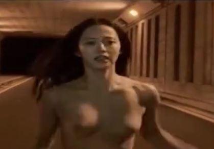 【岩佐真悠子】超お宝！トップ女優だった小悪魔系美女「岩佐真悠子」が綺麗な乳首を晒して、素っ裸で走る初フルヌードのシーン！