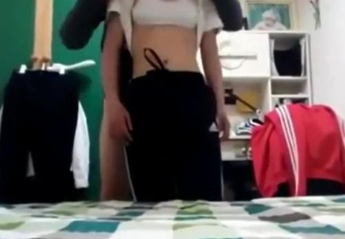 【中学生カップル流出】JCの彼女の未発達の裸をスマホで撮影して流出させてしまう！個人撮影