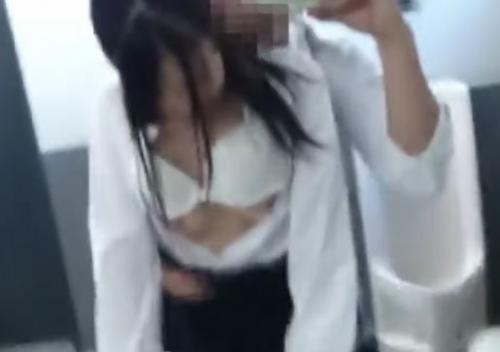 【素人JK露出狂】顔出し！男子便所でノーパンになりマンコをドアップ撮影されてバックからハメ撮り流出！高校生カップル！