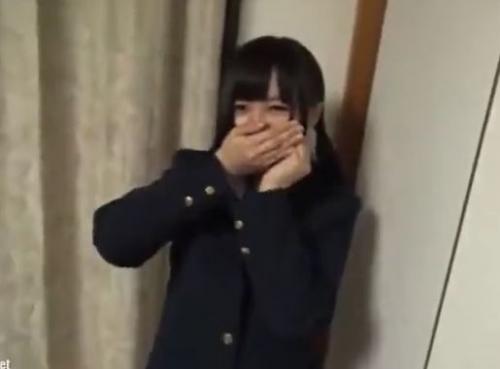【JK援交】緊張する清楚系の黒髪美少女の未発達マンコに無許可で中出しレイプｗちっぱい高校生の個人撮影！