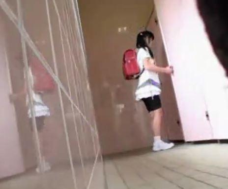 【JS盗撮】陰毛が生え始めた子供マンコｗ学校帰りに公衆便所でおしっこするロリ小学生をストーカーして隠し撮り！