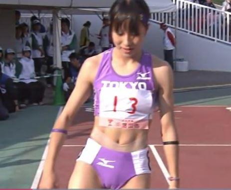 【陸上マン筋】美人アスリートのマンコの割れ目が映ってしまったお宝ハプニング！