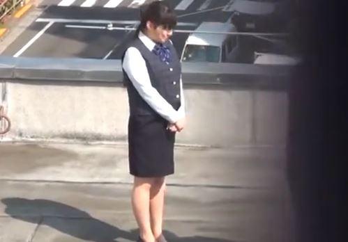【OL隠し撮り】野外でパンツまで脱ぐ真面目なOLさんｗトイレに行こうとしていた部下を呼び止めてお漏らしするまで説教！