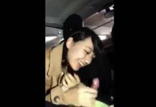 【素人JDスマホ撮り流出】個人撮影！車内で近くに人がいてバレるの怖いけどフェラ口内発射ごっくんｗ学生カップル