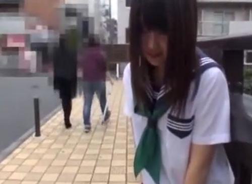 【JK野外調教】個人撮影！サイトで知り合ったドMな女子高生が、人通りの多い場所で露出させられパイパンマンコ羞恥プレイ！