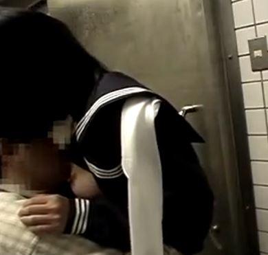 【JC援交】リアル映像！学校帰りの美少女と公衆トイレでハメ撮りSEX！ネットで幼い美少女を買春するロリコン野郎！
