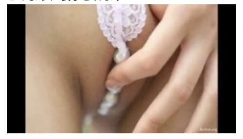 水着に割れ目が食い込むパイパン美少女！お尻にもくこみエロすぎる動画w
