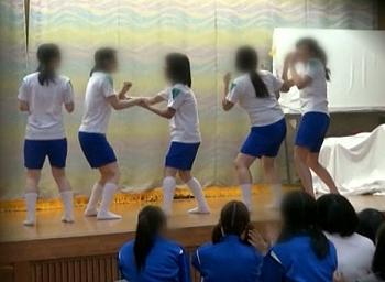 田舎からきた女子校の修学旅行先に潜入！先生の目を盗んで処女のJ●にマンコを見せてもらったww