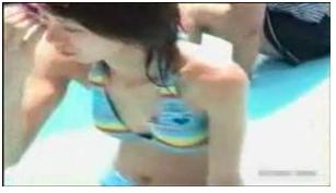 プールにいる素人を盗撮！ロリや人妻まで色々な水着姿の乳首を隠し撮りw