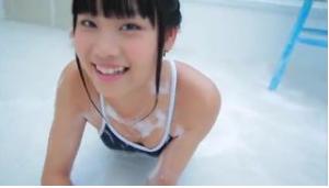 ツルペタロリのスク水動画！JCのようなスタイルによく似合う水着ですｗ