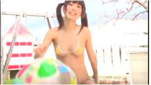 ☆ロリ水着の着エロ☆「面積の少ない水着でスレンダーボディーを披露」★美少女と海辺★