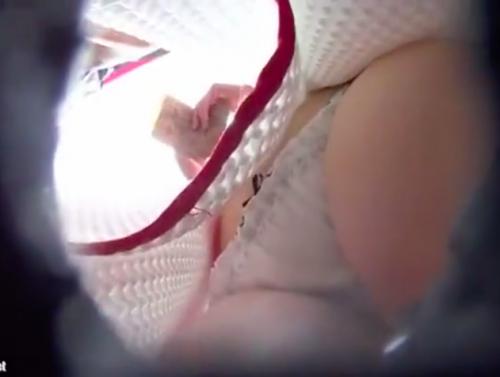 ☆露店でロリ少女のスカートを盗撮☆「人混みの中でバレないようパンチラを隠し撮り」★貧乳素人なjc★