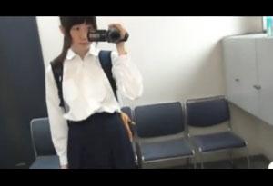 真面目そうな素人JKがトイレでオナニーする一部始終を自撮りした映像が拡散！