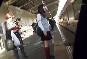 通学中の車中で素人JKがイタズラされ声も出せず悶絶するエロすぎる一部始終を盗撮！