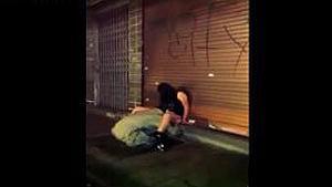 路上で泥酔してる素人娘を昏睡レ●プするホームレスオヤジの犯行を盗撮