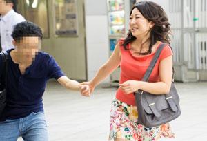 《人妻ナンパ》性欲旺盛で欲求不満な熟女おばさんが若いイケメンを連れ去りハメまくるｗｗ