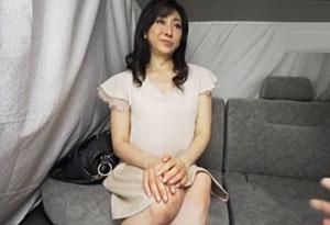 【熟女ナンパ】パンチラすら恥じらうこの四十路美魔女を脱がせてご無沙汰だったオマ〇コにズッポリ！