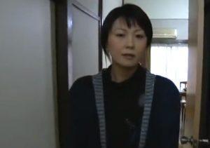 ■ヘンリー塚本■■子供の学生服を脱がせてチンポをしゃぶる淫乱お母さん！！