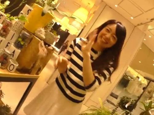 【下着盗撮】観葉植物店の清楚系お姉さんのスカートの中を狙って逆さ撮り！！