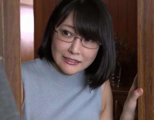 【羽生ありさ】いやらしい母ちゃんが息子に覗かれながら大家のオッサンとセックス