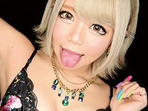 【丸山れおな】金髪ヤリマン黒ギャルに濃密フェラされ精子ドクドク顔射!!