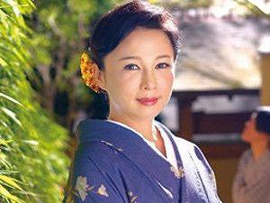 《伊藤まい》美しい旅館の女将が手伝いに来た甥っ子と中出しセックス!!