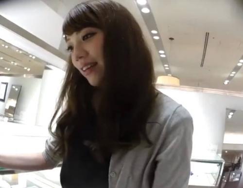 《パンチラ盗撮》ジュエリーショップの可愛いお姉さんを油断させて下着を逆さ撮り！