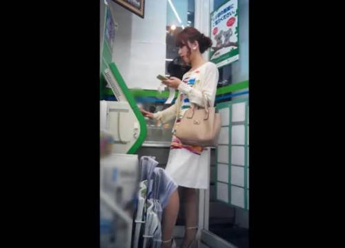 【個人撮影】SSSクラスの素人お姉さんがファミリーマートで狙われパンチラ逆さ撮り！！