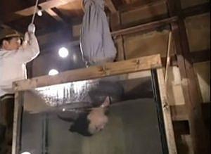 捕らえられた女囚が水責め拷問