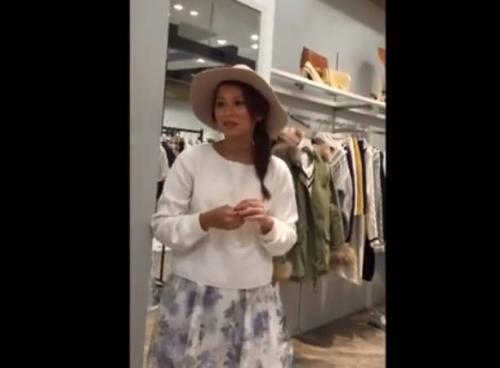 【下着盗撮】オシャレなハットのショップ店員を狙って水色パンティー逆さ撮り！