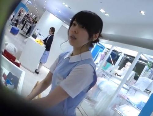 〈個人撮影〉清楚系お姉さんの純白パンティーを逆さ撮り!!