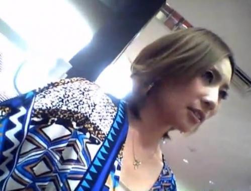 ■盗撮動画■綺麗なお姉さんたちの下半身を狙ってパンチラ隠し撮り!!