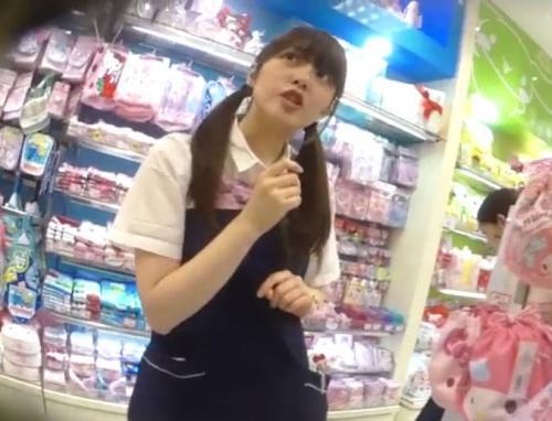 【パンチラ盗撮】超絶可愛いサン●オグッズショップ店員のパンティー逆さ撮り！！