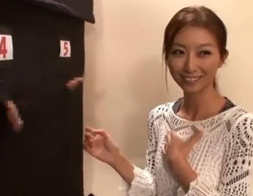 【青木玲】ゲームで負けた人妻は旦那の見てる前で精子をたっぷり中出しされる！
