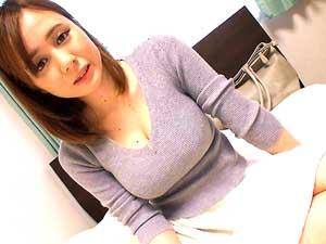 性欲MAVの巨乳若妻が男にまたがり激しい腰振り！