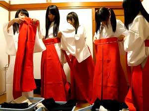 <巫女>「これでお清めするの？」巫女姿の女子高生達と乱交SEX！マジカワ美少女のロリマンにザーメン注入ｗ