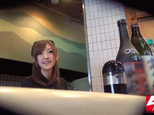《素人ナンパ》可愛い店員さんをナンパしたらOKしてくれたのでトイレでフェラしてもらった！