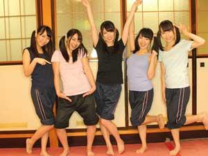 テニスの合宿で女風呂に突入！可愛いテニス部員たちと温泉で乱交大会!!