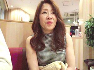 <五十路熟女>マ〇コとアナルを同時に責めると快感にみを寄せて感じる熟女！そのまま男優のチ○ポを咥えていく！