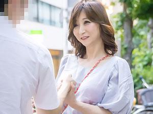 <おばさん逆ナン>熟れた熟女が若い男を逆ナンしてホテルでセックス！