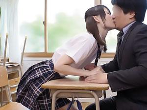 《JK》ビッチなロリ美少女が教室で先生を誘惑してきてヤバイ関係に！