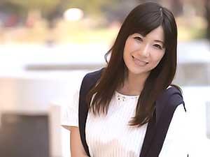 「ど～お♪これは気持ちいいでしょ♪」清楚な人妻が上にまたがった瞬間激しい腰振りで童貞の僕には耐えられない♪