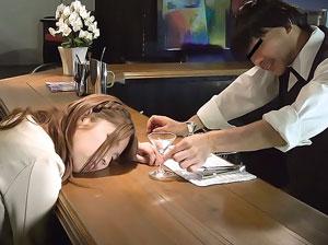 <レイプ>美女ばかりを狙う卑怯なレイプBar眠剤で意識なくした客を中出しレイプするマスター！