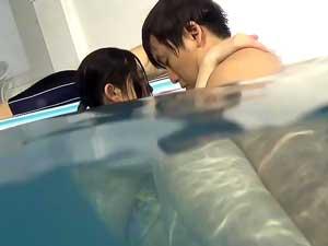 【近親相姦】プールの中で母子の近親ゲームでこっそりSEX！お互い発情してもうとまらなくなってるｗｗｗ
